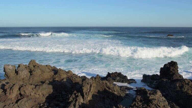 大海海岸海浪拍打礁石浪花海边海洋潮汐