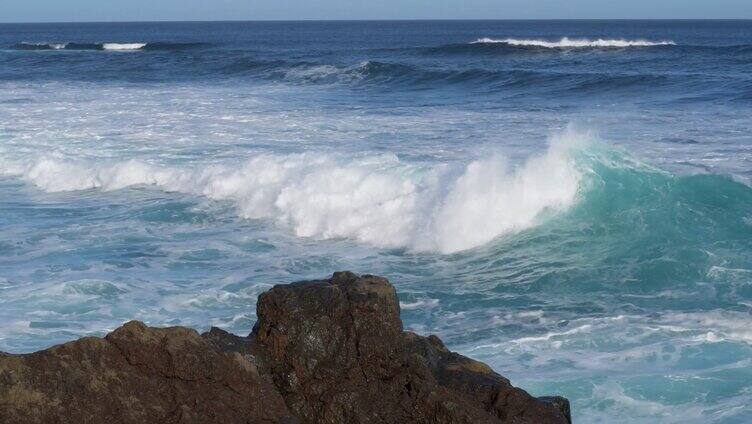 海边海浪翻滚浪潮涌动海岸线海浪拍打礁石