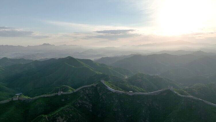 航拍金山岭长城日出风光