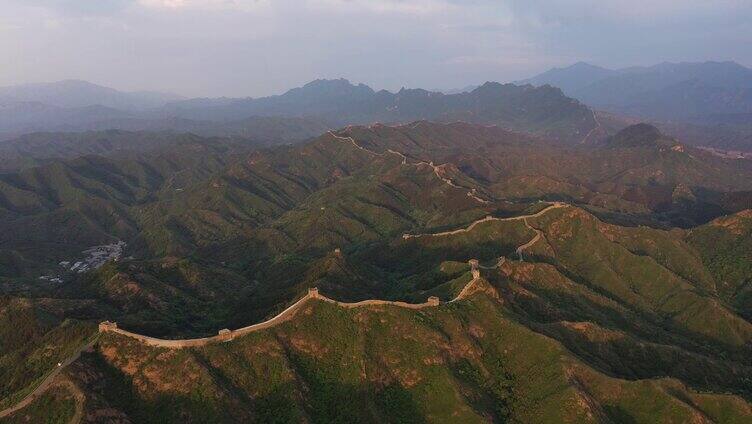 航拍长城夕阳下的脉络建筑