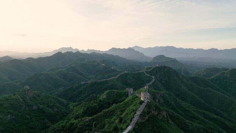 航拍金山岭长城日出风光