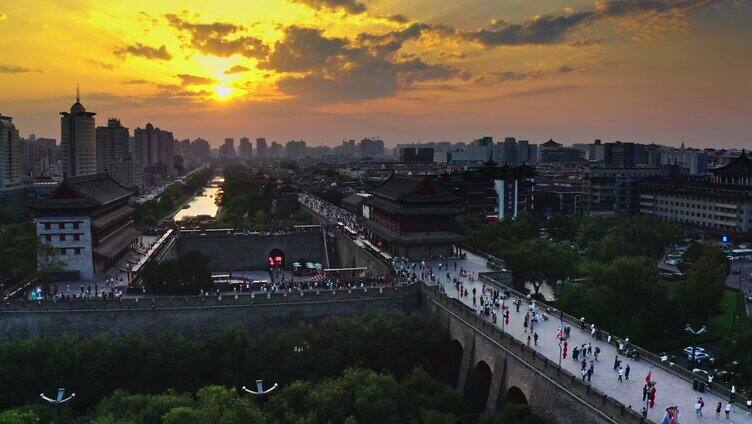夕阳下的西安城墙  4K航拍