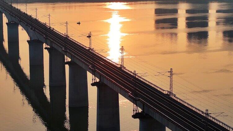 黄昏夕阳下的跨江火车大桥