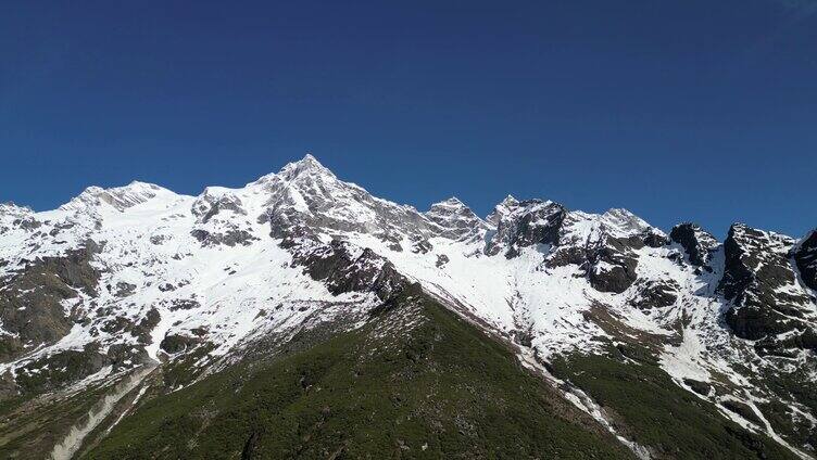 航拍毕棚沟森林雪山