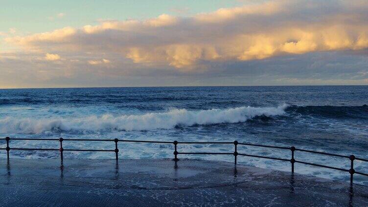 海浪拍打岸边