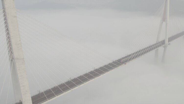 迷雾中的重庆桥梁航拍