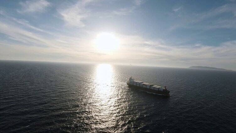 远洋货轮在大海上航行集装箱国际货轮运输