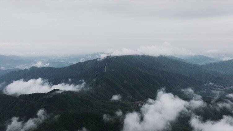 云海中的风力发电机航拍