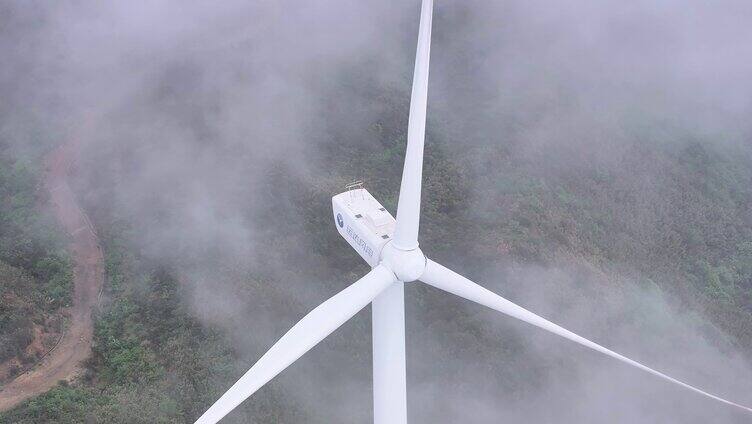 云海中的风力发电机航拍