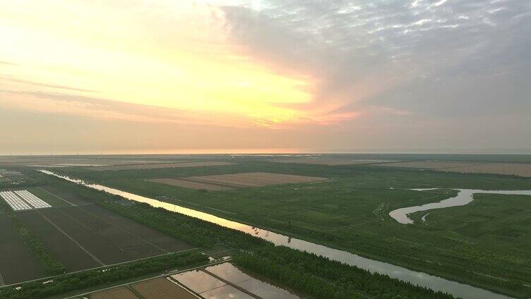 航拍上海崇明岛东滩湿地唯美逆光金色日出