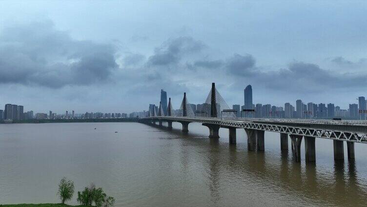 阴雨天南昌朝阳大桥航拍