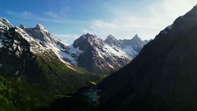 航拍毕棚沟森林雪山