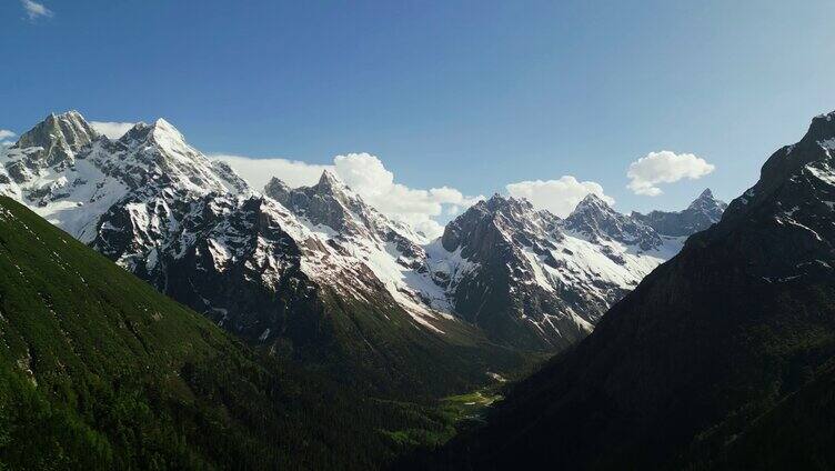 航拍毕棚沟森林雪山