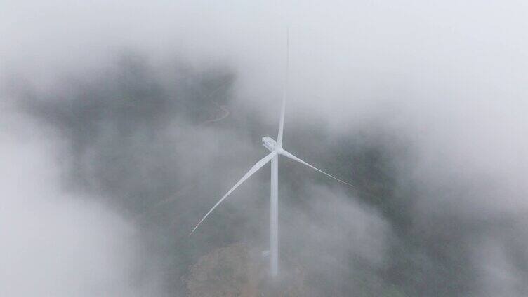 云海中的风力发电机航拍