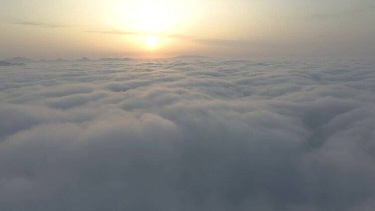 日出云层之上云海流动涌动的云海