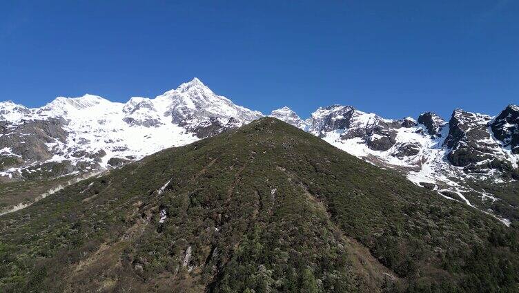 航拍毕棚沟森林雪山