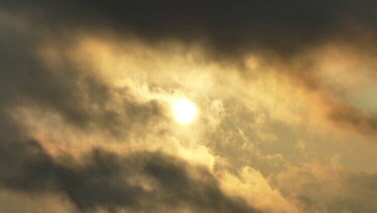 被乌云遮住的太阳