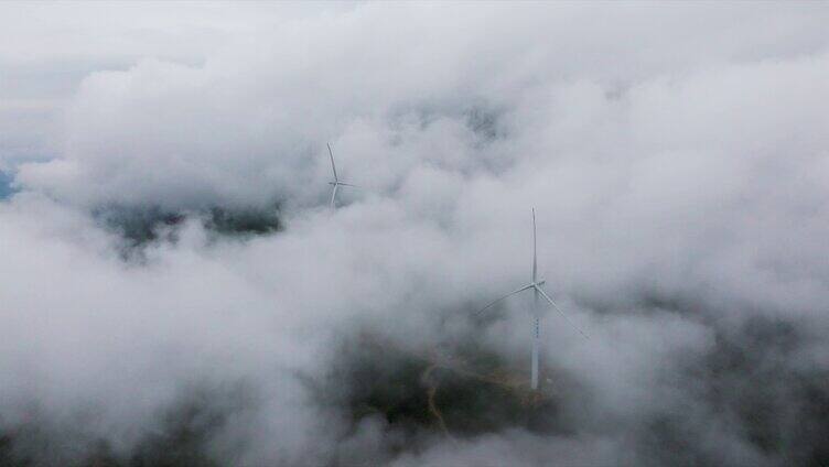 云海中的风电机