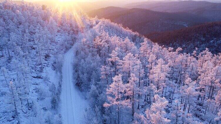 夕阳照耀的大兴安岭林海雪原