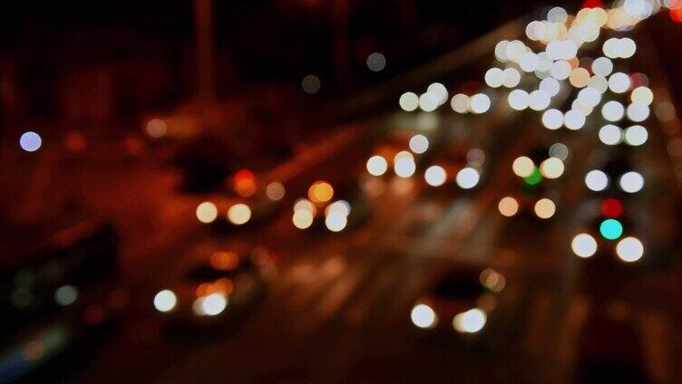 城市夜晚街道路口人流车流
