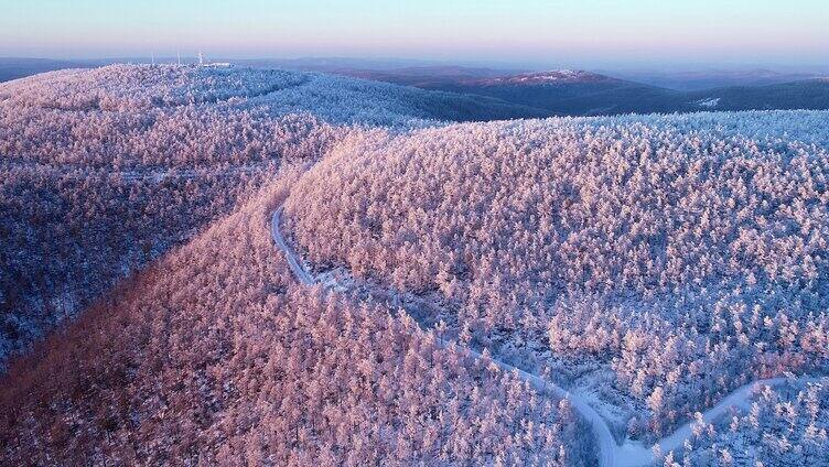 夕阳照耀的大兴安岭林海雪原