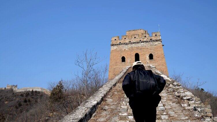 年轻女性攀登长城