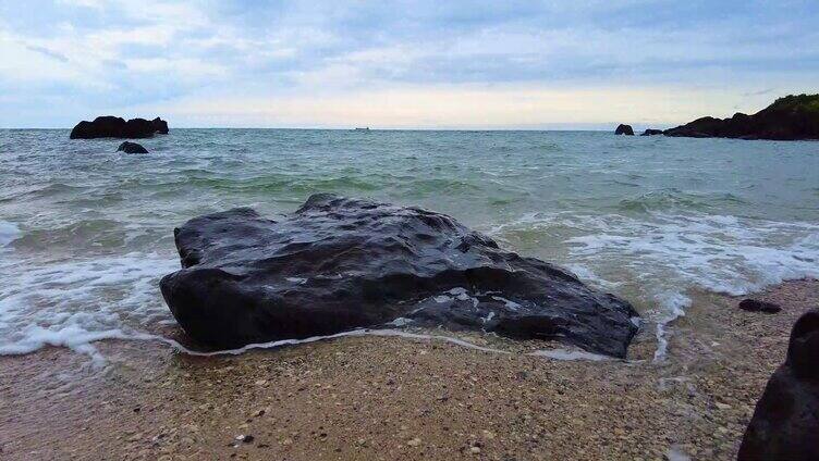 大海滩上的海浪