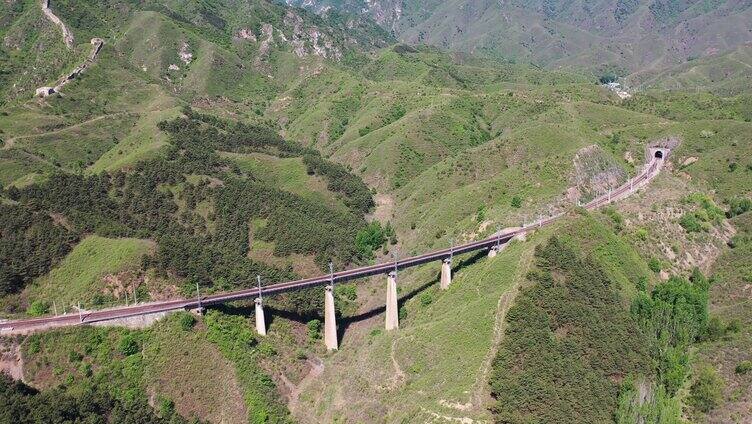 大山深处的铁路