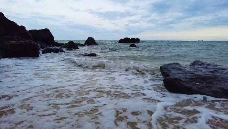 大海滩上的海浪