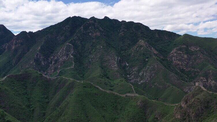 航拍蓝天白云北京卧虎山长城