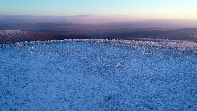 夕阳照耀的大兴安岭林海雪原