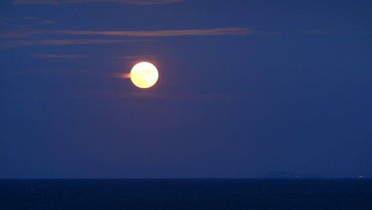延时摄影十五的月亮在海上升起