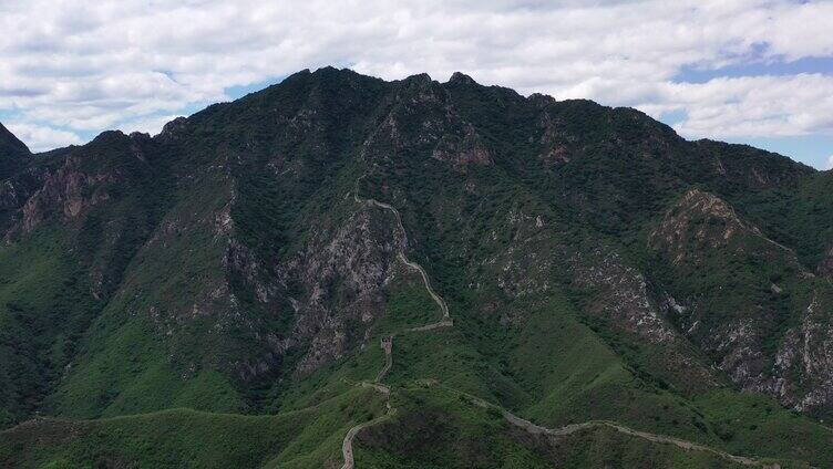 航拍蓝天白云北京卧虎山长城