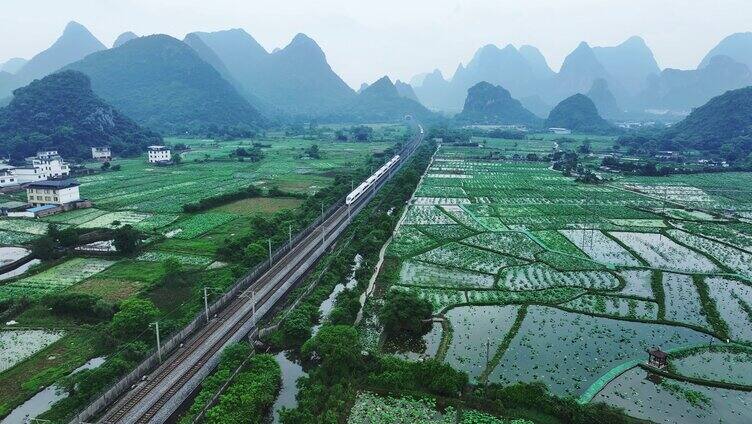 高铁穿过桂林山水