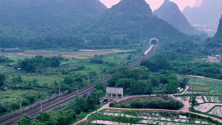 高铁穿过桂林山水