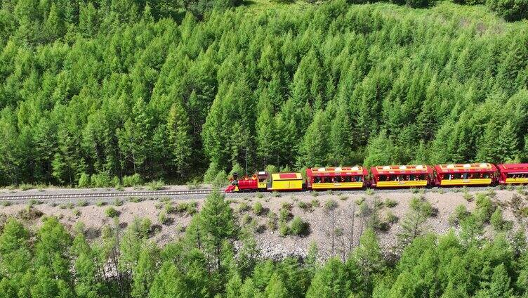 行驶在莫尔道嘎森林中的小火车