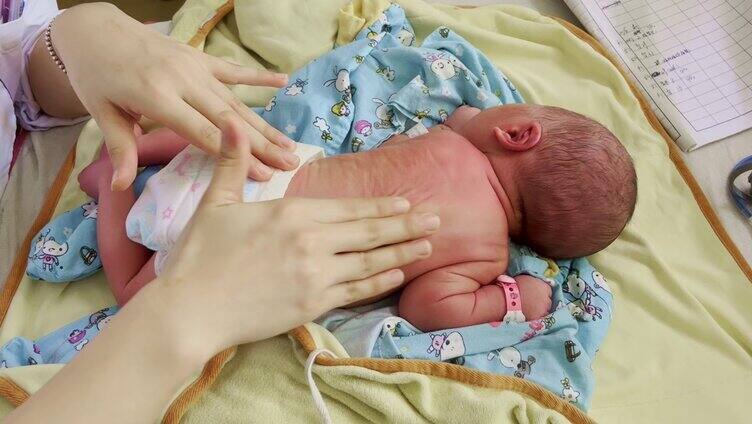 新生儿按摩 新生儿护理 宝宝按摩