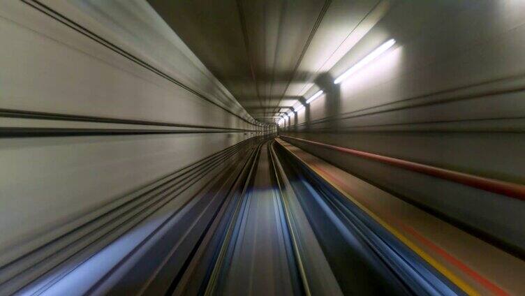 城市立体轨道地下交通地铁在隧道穿梭