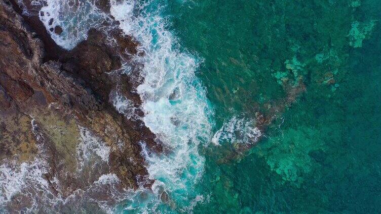 蓝色大海和海浪风景