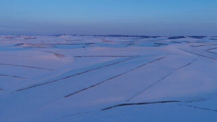 航拍严冬暮色中的辽阔雪原