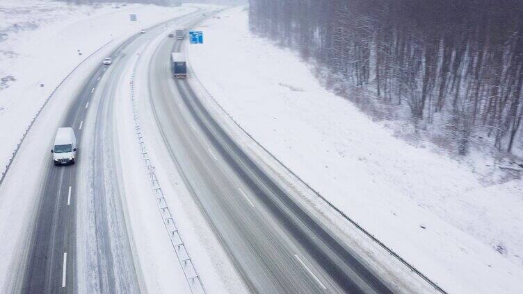 大雪天公路车流