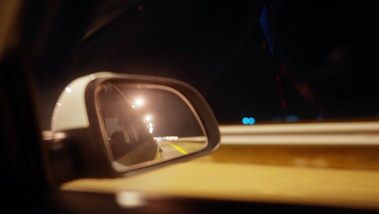 夜晚行驶汽车后视镜