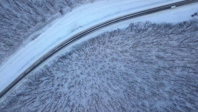 雪天森林公路航拍