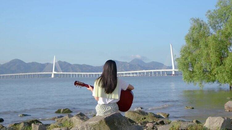 美女海滩上开心旅行游玩