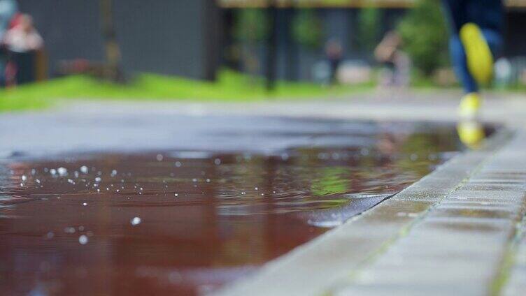 雨天跑步特写