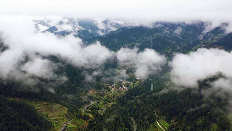 大自然穿云村庄风景唯美