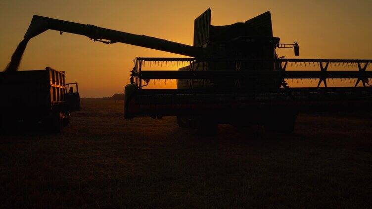 夕阳下农业收割机