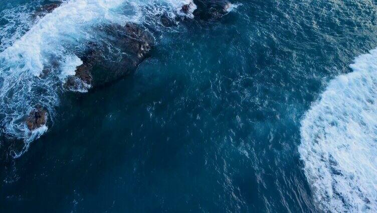 蓝色大海和海浪风景