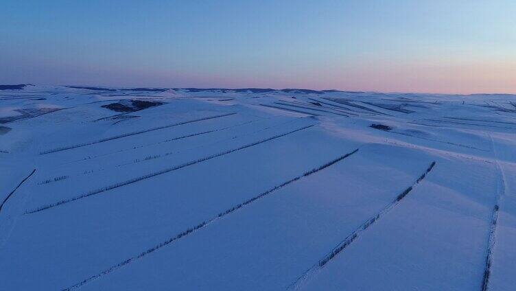 航拍严冬暮色中的辽阔雪原