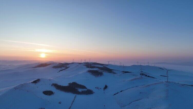 内蒙古雪原山岭和风力发电场